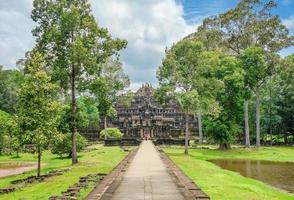 vista do templo baphuon, angkor thom, siem reap, camboja
