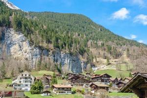 chalés tradicionais no vale lauterbrunnen, berner oberland, suíça foto