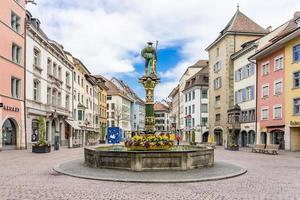 fonte na praça Fronwagplatz em Schaffhausen, Suíça foto