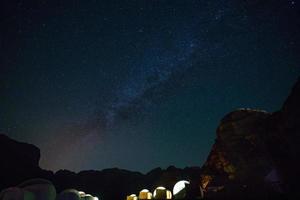 Via Láctea sobre as montanhas no deserto de Wadi Rum, Jordânia foto