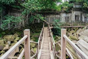 ruínas do templo de beng mealea no meio da floresta, siem reap, camboja foto