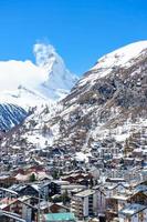 antiga vila em dia ensolarado com fundo do pico de matterhorn em zermatt, suíça foto