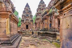 templo banteay srei dedicado a shiva, na selva da área de angkor, no Camboja foto