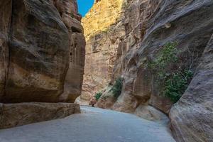 desfiladeiro de al siq na cidade antiga de petra, jordânia foto