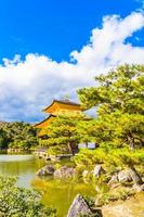 templo Kinkakuji ou o pavilhão dourado em Kyoto, Japão foto