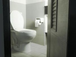 banheiro com cerâmico banheiro tigela e banheiro papel foto