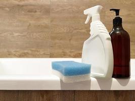 detergentes e limpeza produtos para a banho. plástico garrafas do higiene limpador e esponja lavar. foto