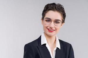 fechar acima retrato jovem o negócio mulher quem parece feliz e confiante. sorrir foto