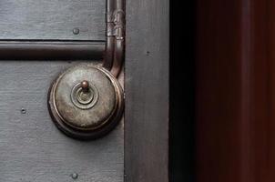 vintage colocar interruptor de luz na parede interior de madeira foto