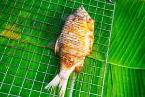 peixe queimado, cozinhou e colocada em verde banana folhas, topo Visão foto