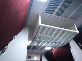 bagagem prateleiras em trens dentro uma velozes moderno trem foto