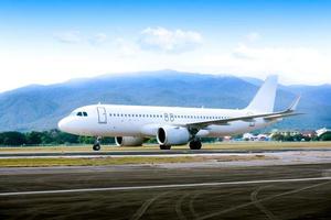 comercial moderno branco avião com agradável céu, feliz viagem e feriados conceito. aviação e transporte. foto