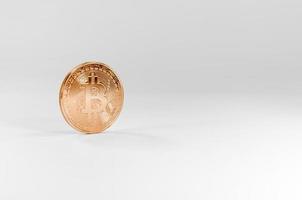 dourado bitcoin virtual moedas em branco plano de fundo, financeiro crescimento conceito foto
