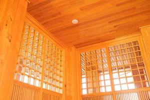 madeira tradicional do estilo japonês, textura do teto de madeira japonês shoji, decoração de interiores casa de madeira estilo japonês foto