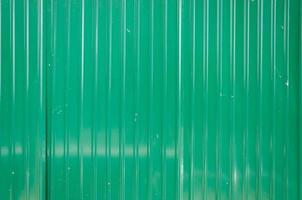 verde metal ondulado cerca, folha de metal cerca para fundo foto