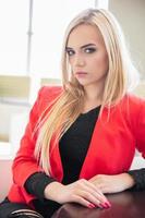 adorável jovem mulher posando dentro uma cafeteria foto