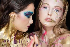dois lindo jovem mulheres com criativo Maquiagem foto