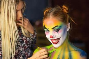 Maquiagem artistas coloca uma aqua Maquiagem em uma atraente senhora foto