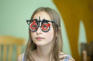 uma menina dentro especial óculos para a tratamento do visão problemas. foto