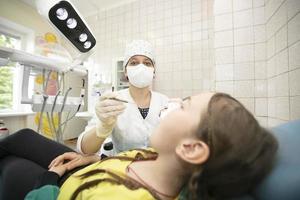 a médico guloseimas a pacientes criança dentes.criança dentro a dentista escritório