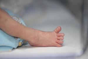 pequeno pé do uma recém-nascido bebê. neonatal remédio. foto
