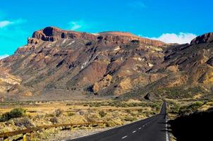 estrada através a cênico panorama foto