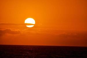 belo pôr do sol laranja foto