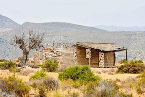 prédio abandonado no deserto foto