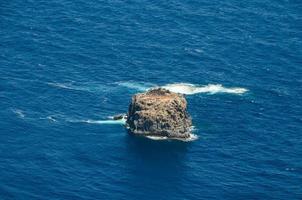 grande rocha no mar foto