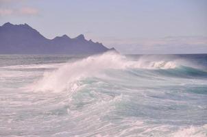 ondas dentro a oceano foto