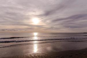 pôr do sol sobre o mar foto