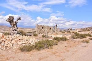 ruína dentro a deserto foto