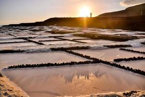 pôr do sol sobre o mar foto