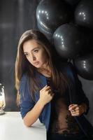 jovem atraente senhora posando perto balões foto