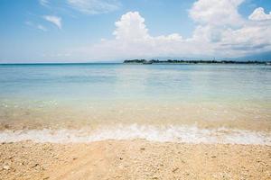 calma surfar em uma arenoso de praia foto