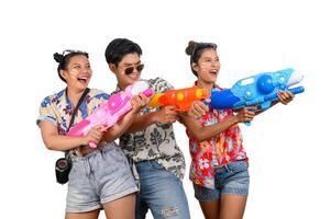 grupo adolescente se diverte com pistola de água no dia songkran foto