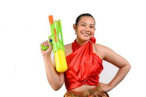 retrato mulher bonita no festival songkran com pistola de água foto