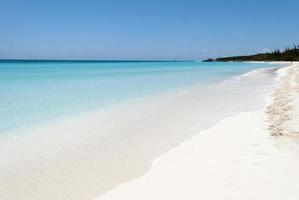 metade lua cay desabitado ilha arenoso de praia foto