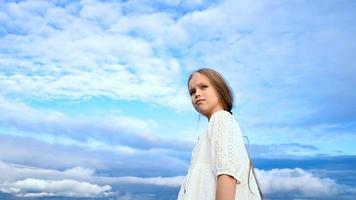 uma menina é jogando com branco bolas, uma crianças sala de jogos foto