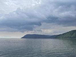 pesado cinzento nuvens sobre baikal lago foto