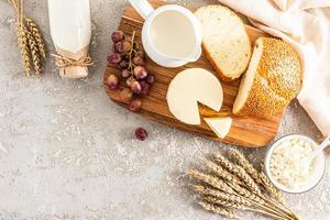 fresco laticínios produtos, uma pão do pão, uma ramalhete do orelhas do milho, maçãs para a celebração do judaico shavuot. topo visualizar. uma cópia de espaço. foto