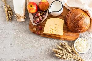 fresco laticínios produtos, uma pão do pão, uma ramalhete do orelhas do milho, maçãs para a celebração do judaico shavuot. topo visualizar. uma cópia de espaço. foto