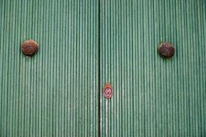 velho verde pintado madeira porta foto