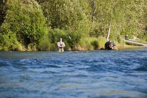 rio alsaka na península de kenai cheia de pescadores foto