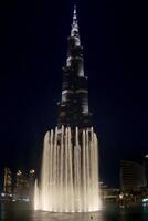 dubai, eua - Outubro 2012 burji Khalifa às noite com fonte mostrar a Altíssima construção dentro a mundo foto