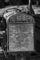 velho detalhe de trator antigo enferrujado em preto e branco foto