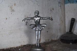 muito velho dançarino metálico escultura coberto de rede foto