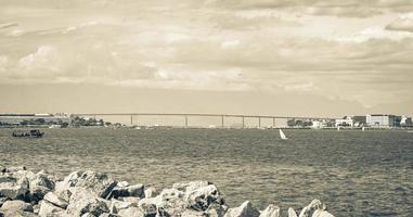 paisagem panorama litoral rio-niteroi ponte rio de janeiro brasil. foto