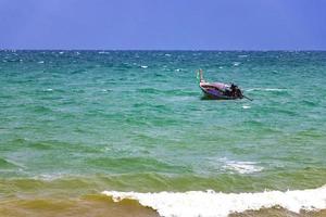 tropical paraíso turquesa água de praia cauda longa barco krabi tailândia. foto