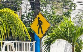 amarelo pedestre placa rua assinar em playa del carmen México. foto